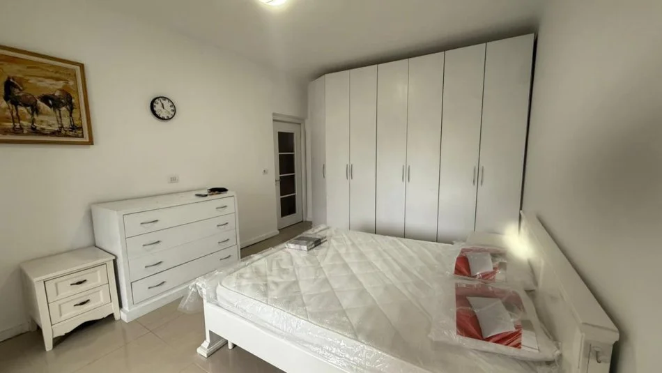 Tirane, jepet me qera apartament 1+1+Ballkon Kati 4, 80 m² 500 € (Rruga e Kavajes)