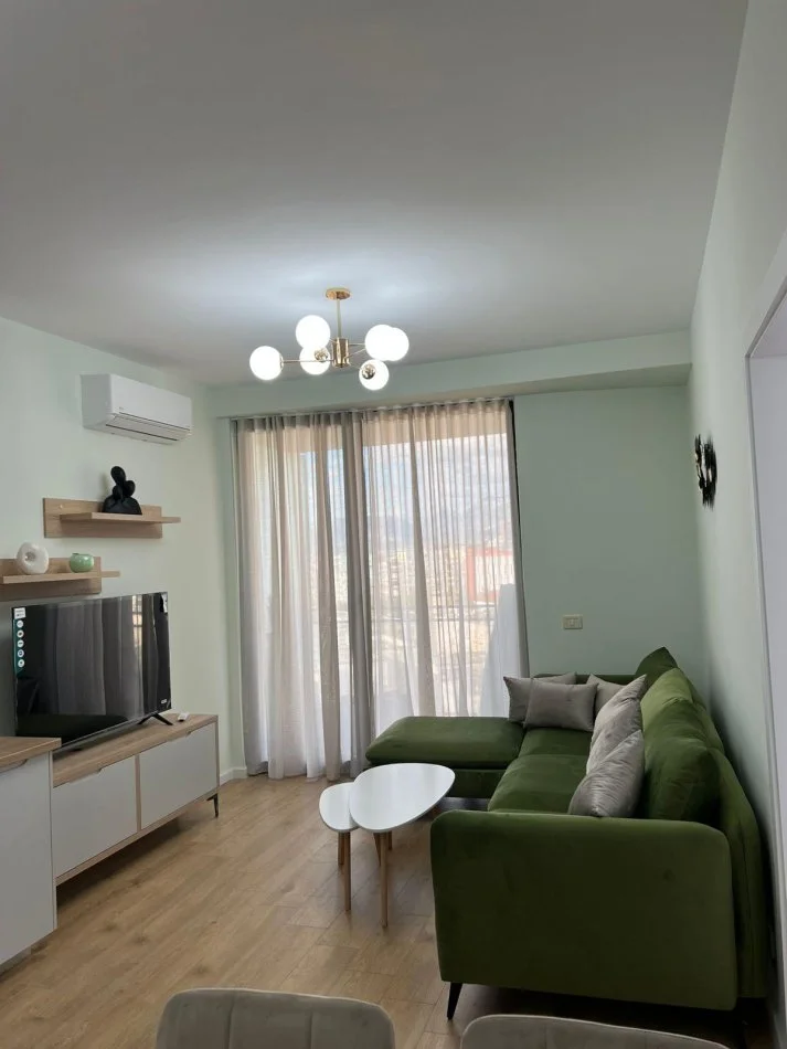 Tirane, jepet me qera apartament 2+1 , 900 € 