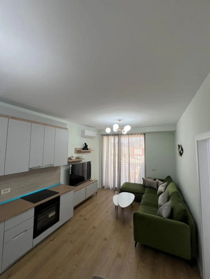 Tirane, jepet me qera apartament 2+1 , 900 € 