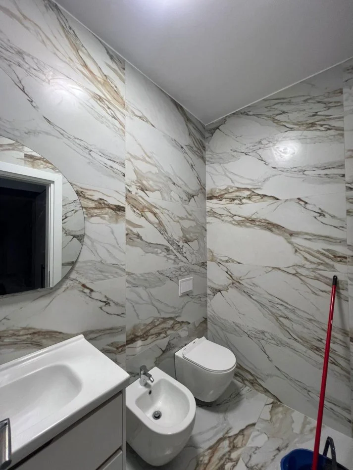 Tirane, jepet me qera apartament 2+1 , 900 € 