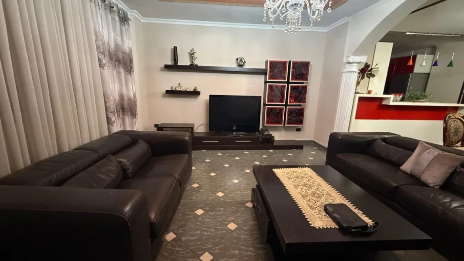 Tirane, jepet me qera apartament 3+1 , 120 m² 750 € (Komuna e Parisit)