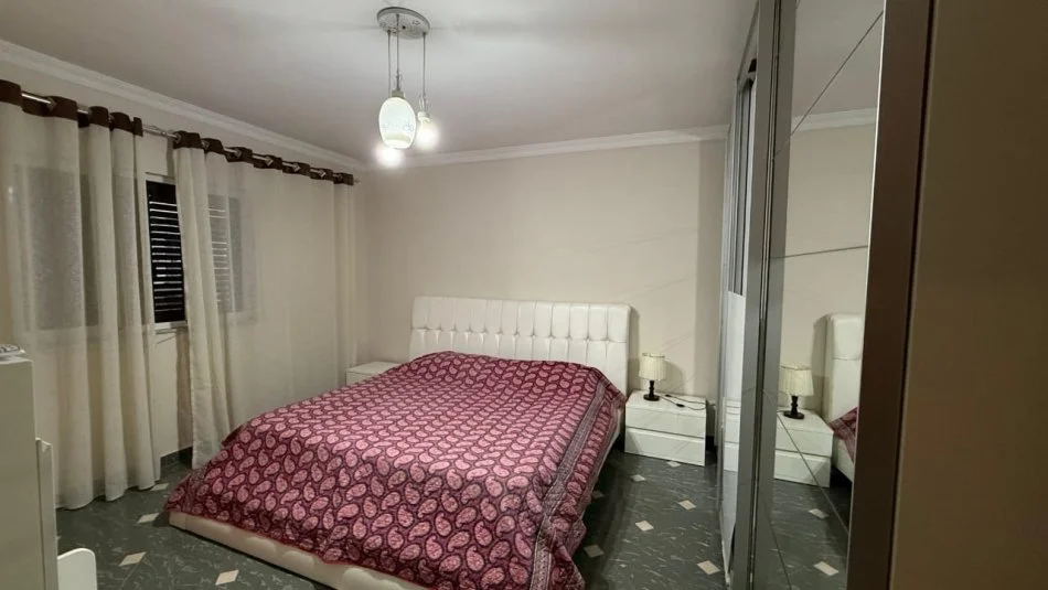 Tirane, jepet me qera apartament 3+1 , 120 m² 750 € (Komuna e Parisit)