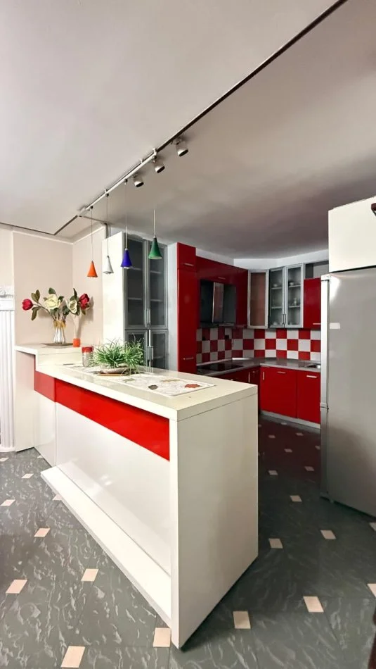 Tirane, jepet me qera apartament 3+1 , 120 m² 750 € (Komuna e Parisit)