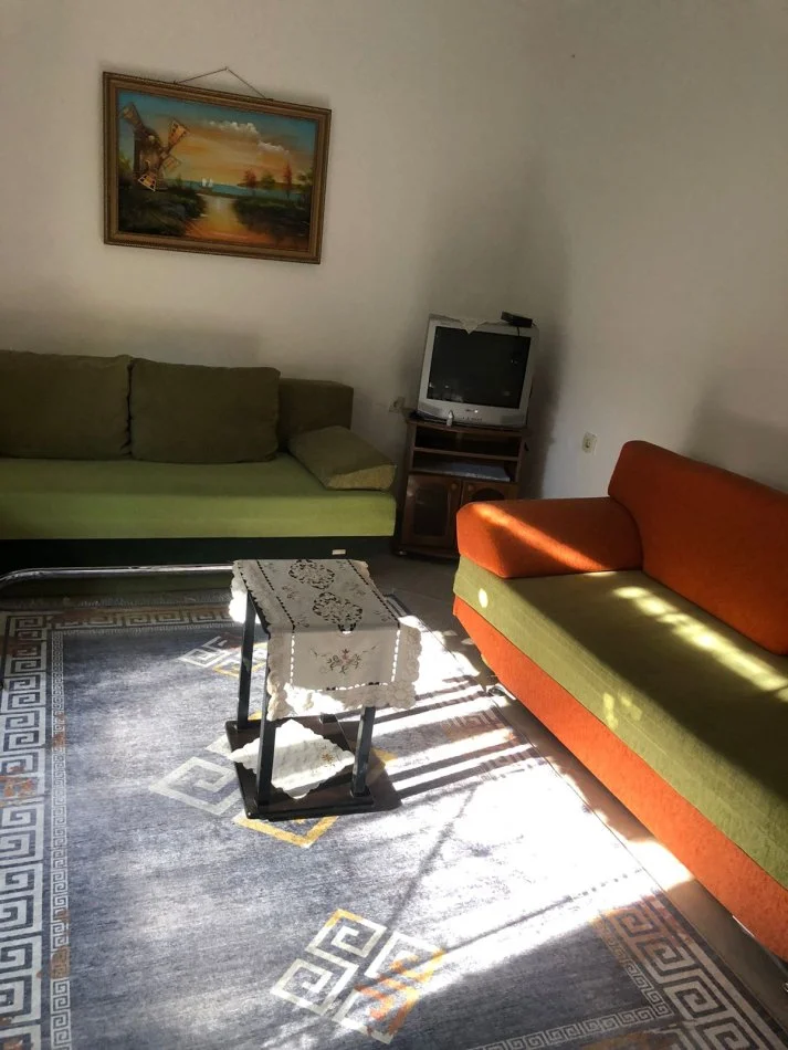 Tirane, jepet me qera apartament 2+1+Ballkon Kati 1, 85 m² 650 € (Rr Kongresi i Manastirit)