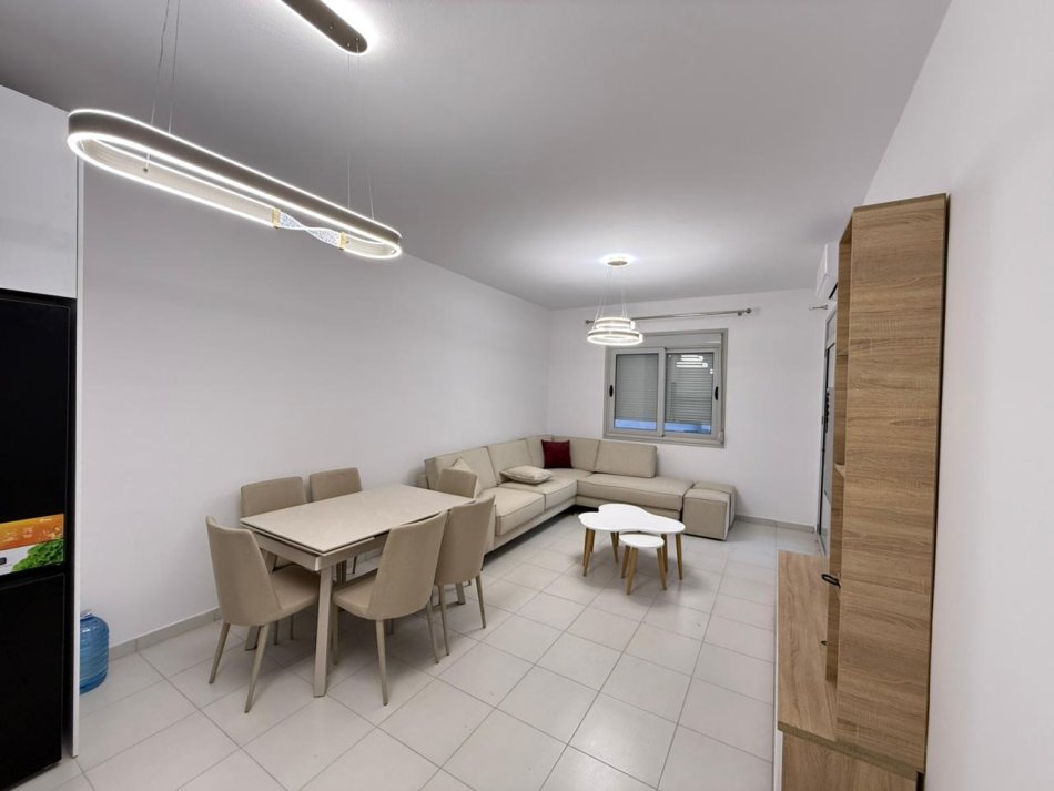 Vlore, jepet me qera apartament 2+1+Ballkon Kati 10, 110 m² 500 € (Rruga Kosova)