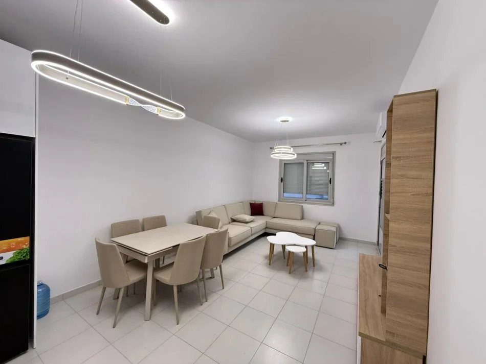 Vlore, jepet me qera apartament 2+1+Ballkon Kati 10, 110 m² 500 € (Rruga Kosova)