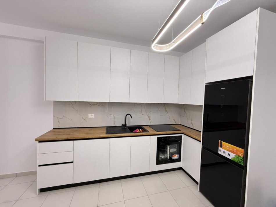 Vlore, jepet me qera apartament 2+1+Ballkon Kati 10, 110 m² 500 € (Rruga Kosova)