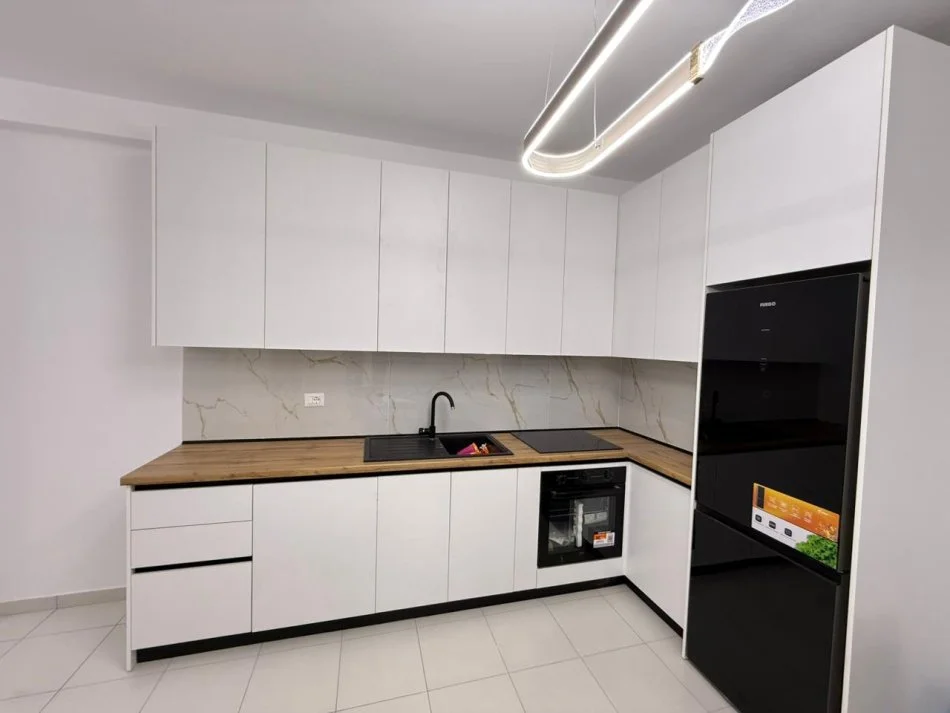 Vlore, jepet me qera apartament 2+1+Ballkon Kati 10, 110 m² 500 € (Rruga Kosova)