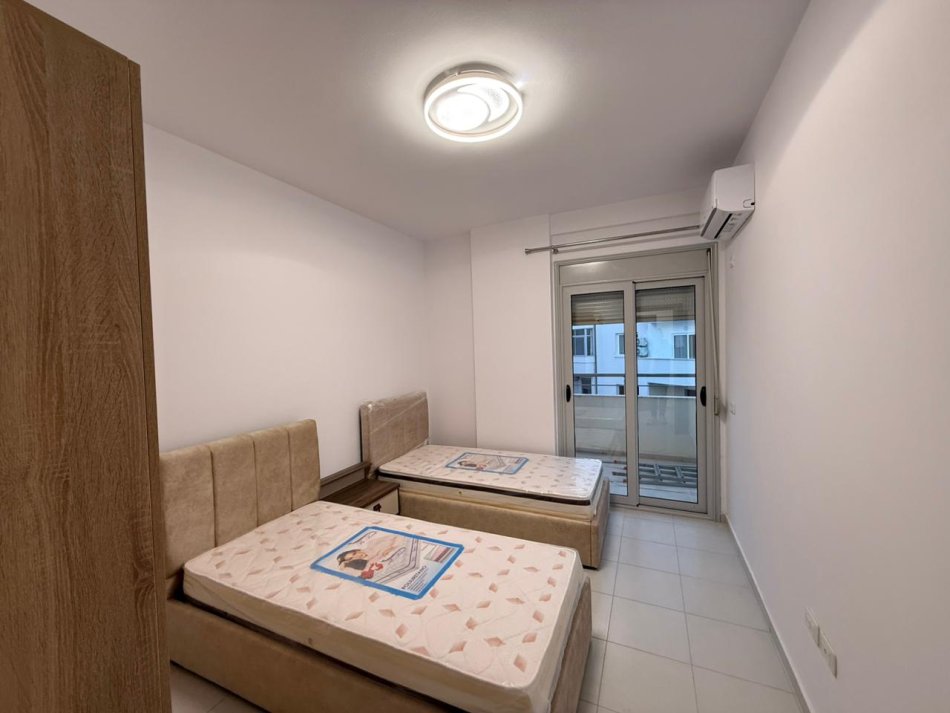 Vlore, jepet me qera apartament 2+1+Ballkon Kati 10, 110 m² 500 € (Rruga Kosova)
