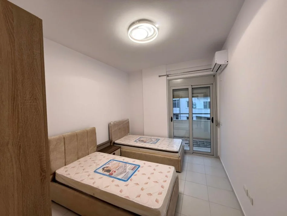 Vlore, jepet me qera apartament 2+1+Ballkon Kati 10, 110 m² 500 € (Rruga Kosova)