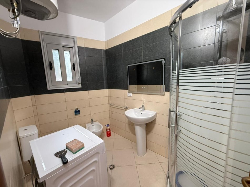 Vlore, jepet me qera apartament 2+1+Ballkon Kati 10, 110 m² 500 € (Rruga Kosova)