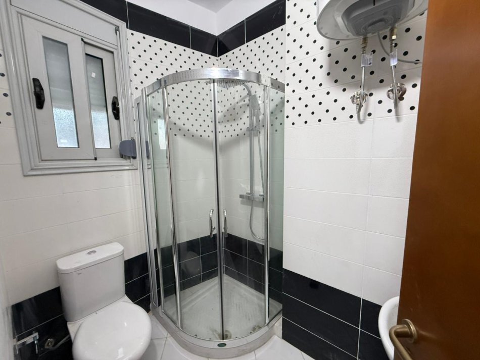 Vlore, jepet me qera apartament 2+1+Ballkon Kati 10, 110 m² 500 € (Rruga Kosova)