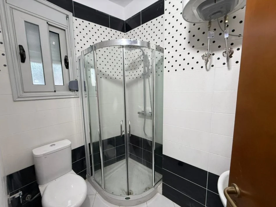 Vlore, jepet me qera apartament 2+1+Ballkon Kati 10, 110 m² 500 € (Rruga Kosova)