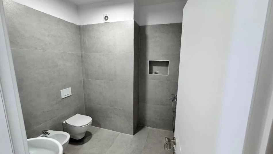 Tirane, jepet me qera zyre Kati 2,