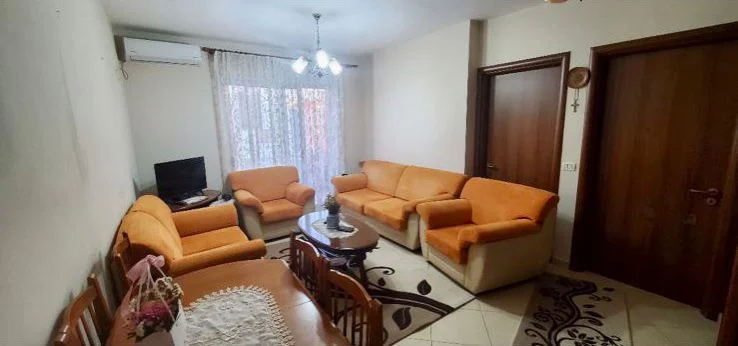 Tirane, jepet me qera apartament 2+1 Kati 4, 