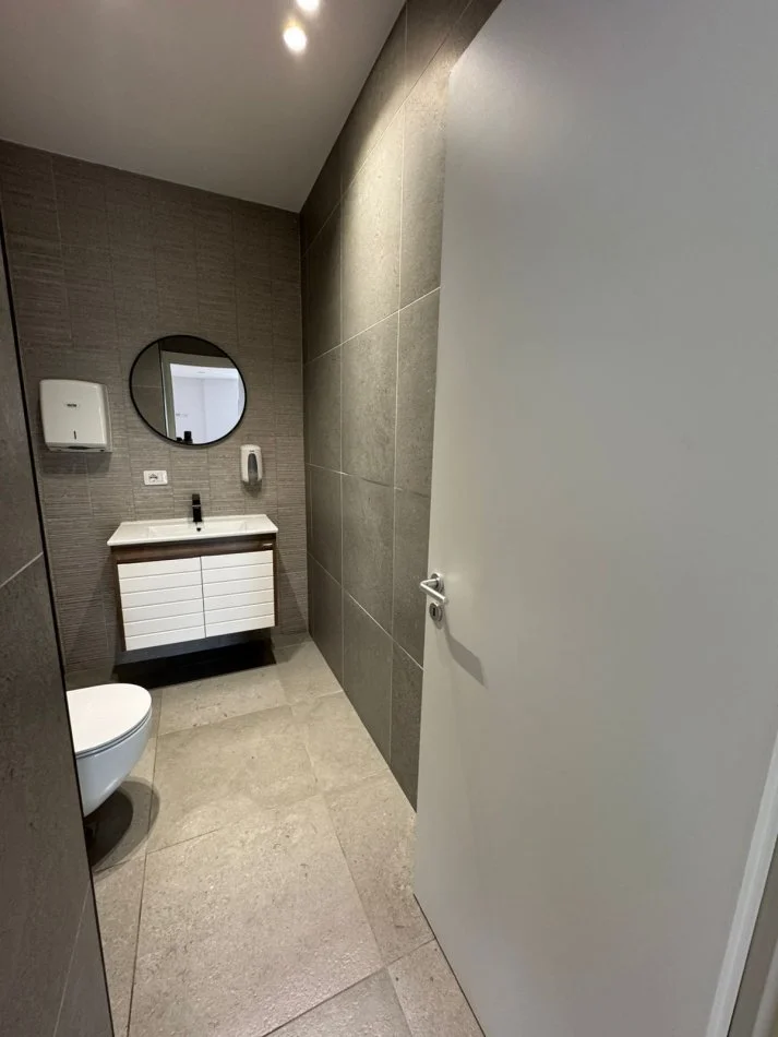 Tirane, jepet me qera zyre , 145 m² 2.000 € (Bulevardi “Zogu i Parë”)