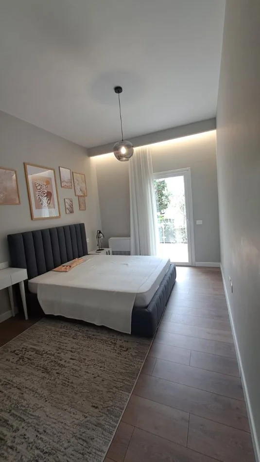 Tirane, jepet me qera apartament 3+1 Kati 1, 140 m² 1.500 € (KOPESHTI BOTANIK)