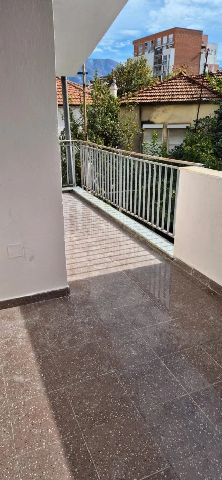 Tirane, jepet me qera apartament 1+1 , 1.300 € 