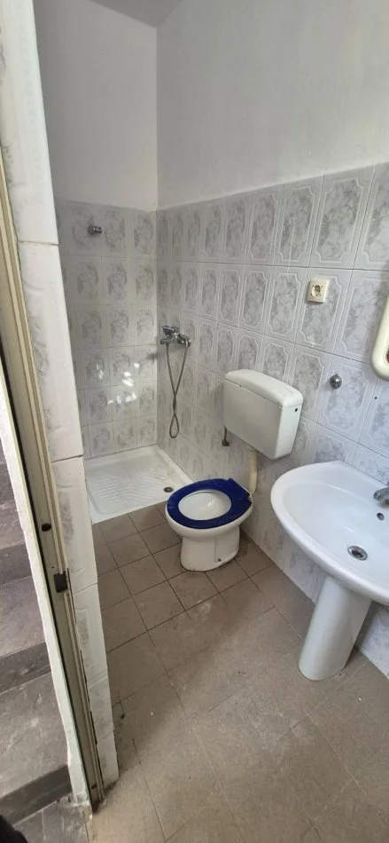 Tirane, jepet me qera apartament 1+1 , 1.300 € 