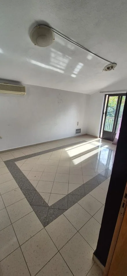 Tirane, jepet me qera apartament 1+1 , 1.300 € 