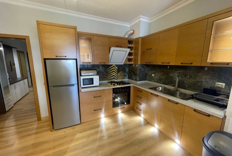 Tirane, jepet me qera apartament 3+1+Ballkon Kati 4, 121 m² 1.200 € (Liqeni i Thate)