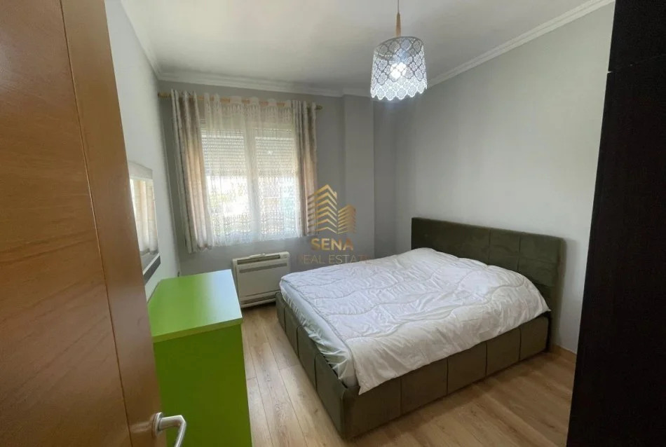 Tirane, jepet me qera apartament 3+1+Ballkon Kati 4, 121 m² 1.200 € (Liqeni i Thate)