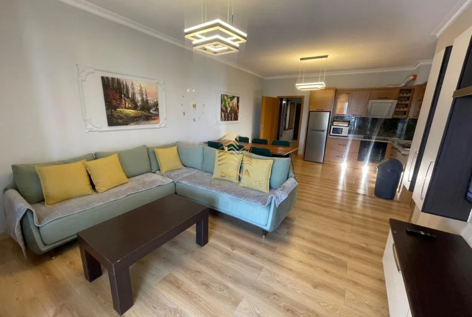 Tirane, jepet me qera apartament 3+1+Ballkon Kati 4, 121 m² 1.200 € (Liqeni i Thate)