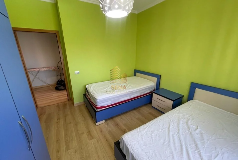Tirane, jepet me qera apartament 3+1+Ballkon Kati 4, 121 m² 1.200 € (Liqeni i Thate)