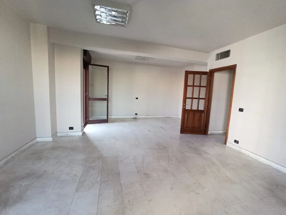 Tirane, jepet me qera ambjent biznesi Kati 7, 132 m² 1.800 € (QENDER)