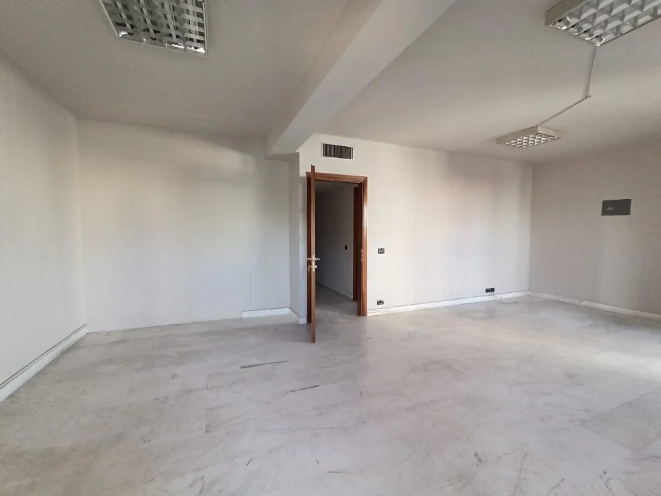 Tirane, jepet me qera ambjent biznesi Kati 7, 132 m² 1.800 € (QENDER)