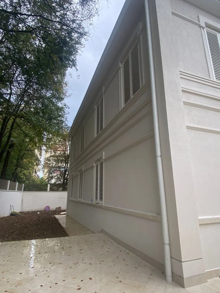 Tirane, jepet me qera 2 Katshe , 10.000 € (AMBASADA AMERIKANE RRUGA)