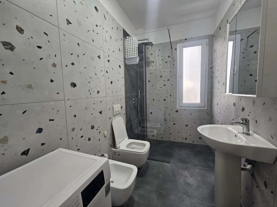 Tirane, jepet me qera apartament 3+1+Ballkon Kati 8, 100 m² 700 € (Ish fusha e Aviacionit)