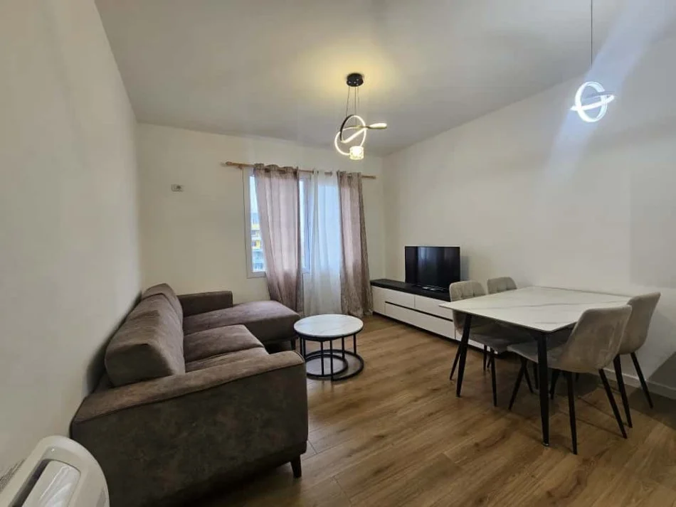 Tirane, jepet me qera apartament 3+1+Ballkon Kati 8, 100 m² 700 € (Ish fusha e Aviacionit)