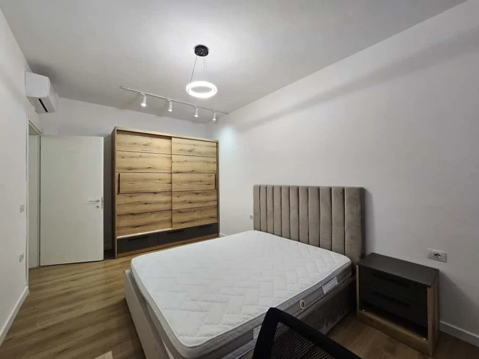 Tirane, jepet me qera apartament 3+1+Ballkon Kati 8, 100 m² 700 € (Ish fusha e Aviacionit)