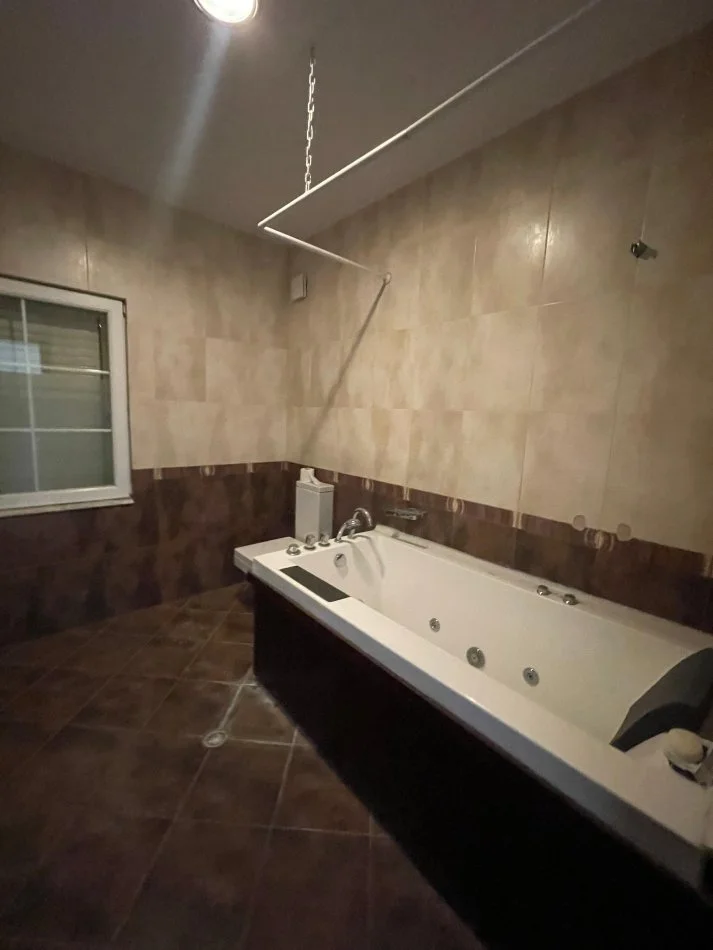 Tirane, shitet Vile , 669 m² 850.000 € (Akacia Hills)