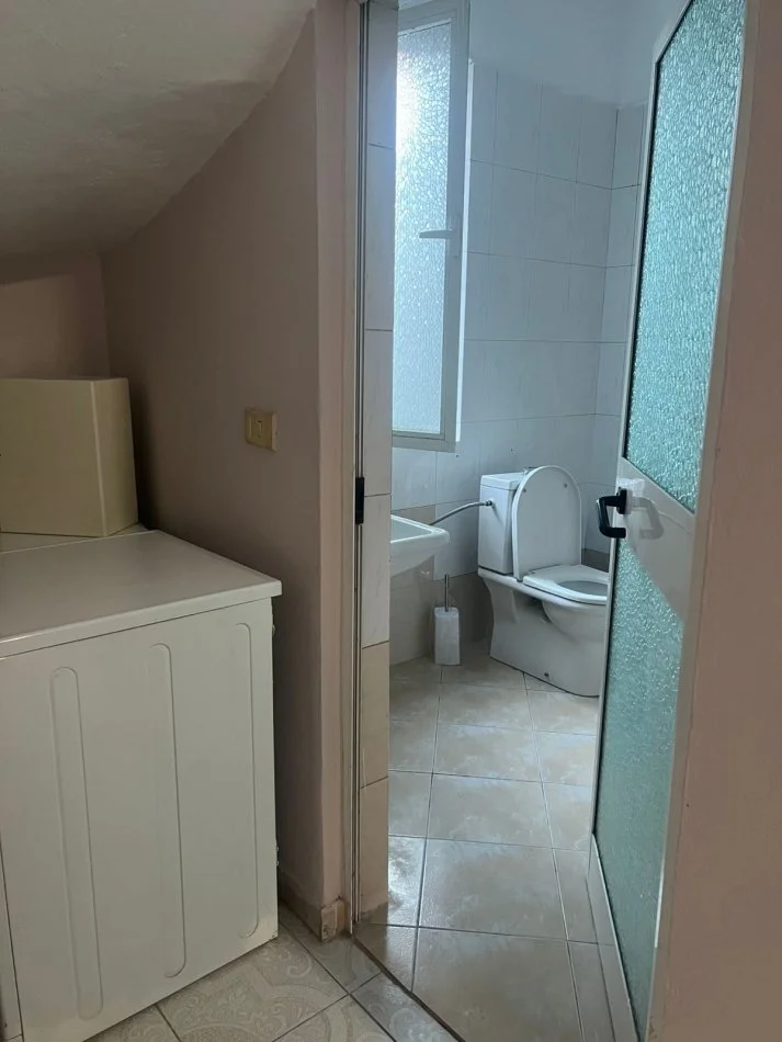 Tirane, jepet me qera apartament 1+1+Ballkon Kati 1, 90 m² 400 € (Laprake)