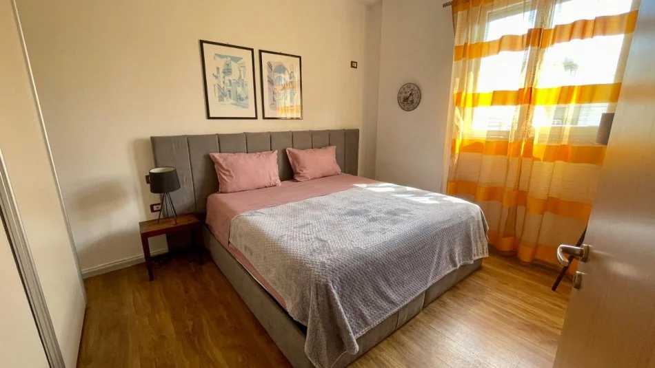 Tirane, jepet me qera apartament 1+1+Ballkon Kati 7, 75 m² 700 € (Pazari i Ri)