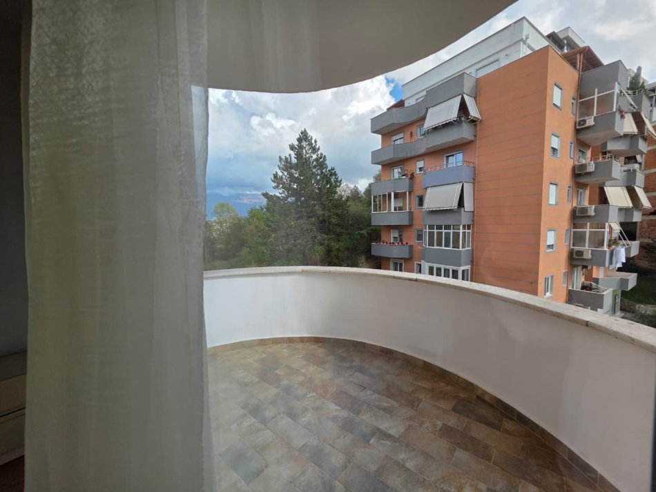 Me qera: 🏠 2+1 (+2 Ballkone) 📍Kopshti Botanik 680 euro/muaj🔥Mundesi parkimi poshte pallatit