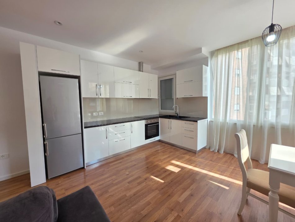 Me qera: 🏠 2+1 (+2 Ballkone) 📍Kopshti Botanik 680 euro/muaj🔥Mundesi parkimi poshte pallatit