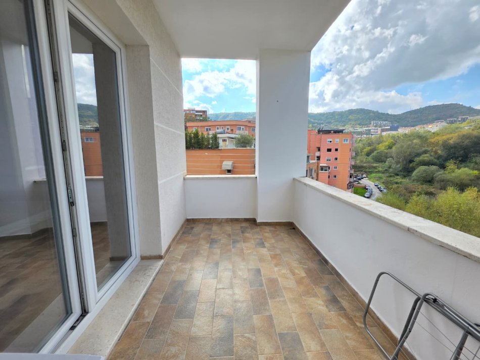 Me qera: 🏠 2+1 (+2 Ballkone) 📍Kopshti Botanik 680 euro/muaj🔥Mundesi parkimi poshte pallatit