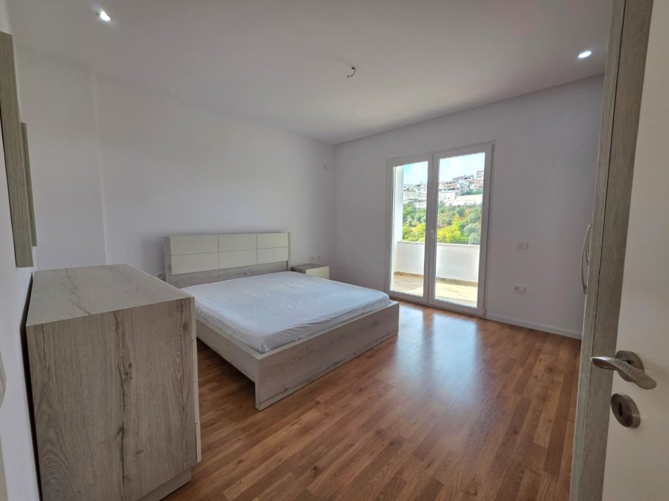 Me qera: 🏠 2+1 (+2 Ballkone) 📍Kopshti Botanik 680 euro/muaj🔥Mundesi parkimi poshte pallatit