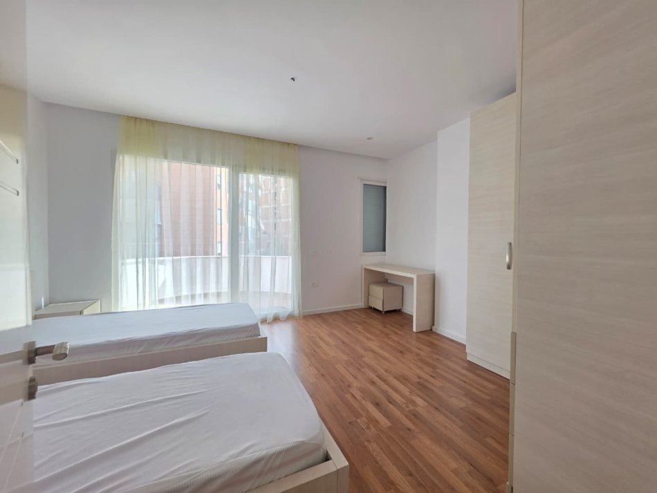 Me qera: 🏠 2+1 (+2 Ballkone) 📍Kopshti Botanik 680 euro/muaj🔥Mundesi parkimi poshte pallatit