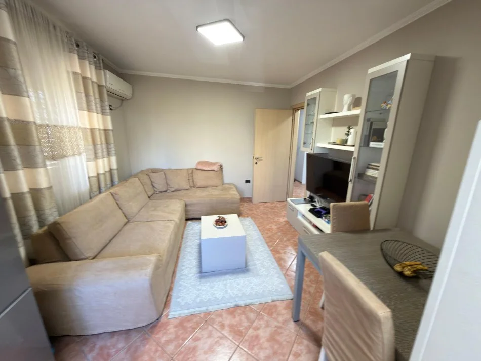 Tirane, jepet me qera apartament 2+1 Kati 2, 500 € 