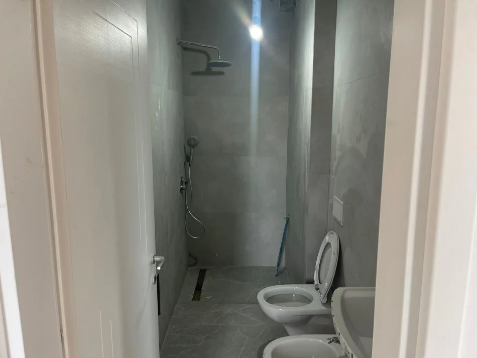 Tirane, jepet me qera apartament 2+1 Kati 4, 127 m² 850 € (GARDEN BUILDING RRUGA KAVAJES)