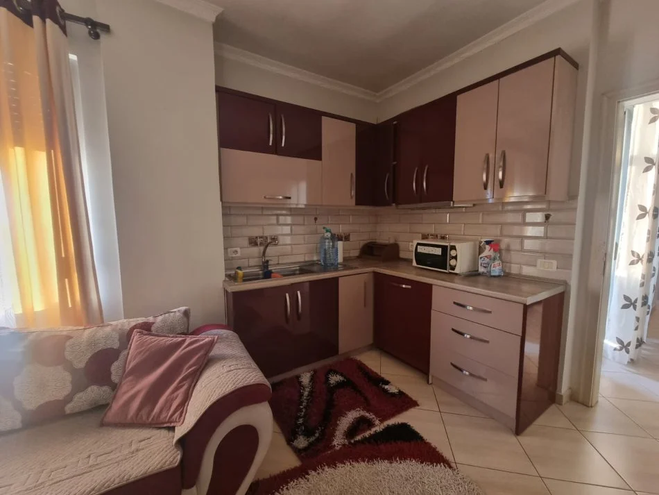 Tirane, jepet me qera apartament 2+1 Kati 8, 450 € 