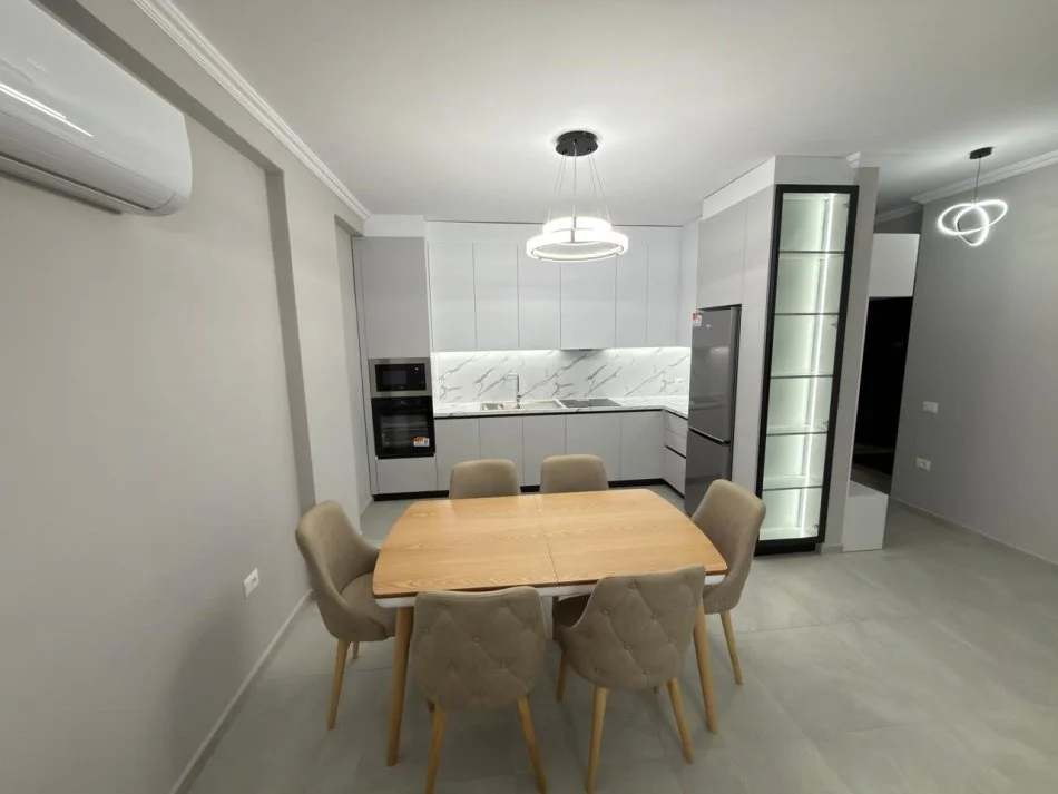 Tirane, jepet me qera apartament 2+1 Kati 2, 450 € 