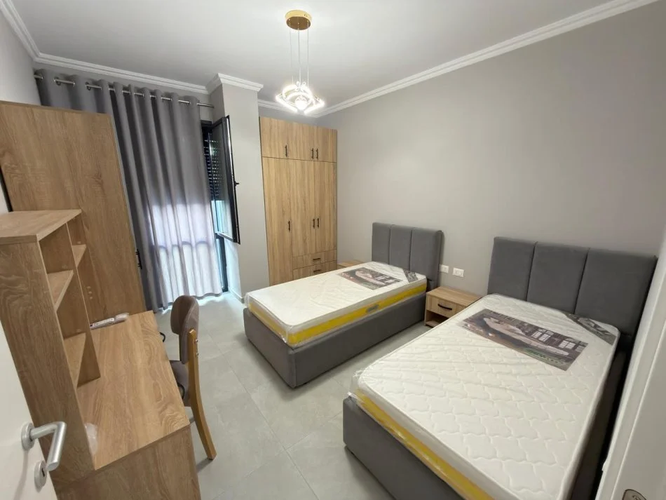 Tirane, jepet me qera apartament 2+1 Kati 2, 450 € 