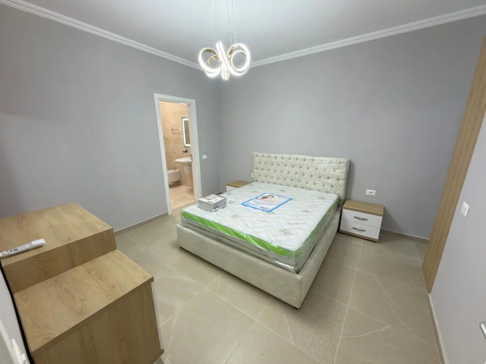 Tirane, jepet me qera apartament 2+1 Kati 4, 1.100 € 