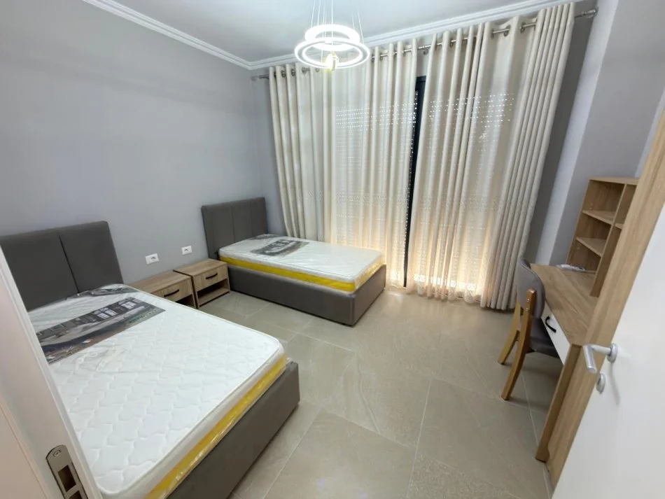 Tirane, jepet me qera apartament 2+1 Kati 4, 1.100 € 