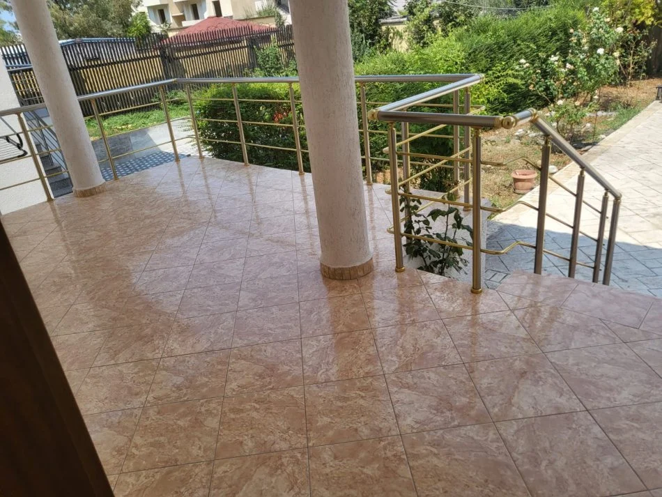 Tirane, jepet me qera shtepi 2+1 , 400 € 